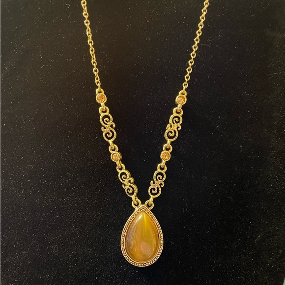 16 inch gold chain with tigers eye oval pendant. Scroll design and rhinestone - Picture 1 of 8